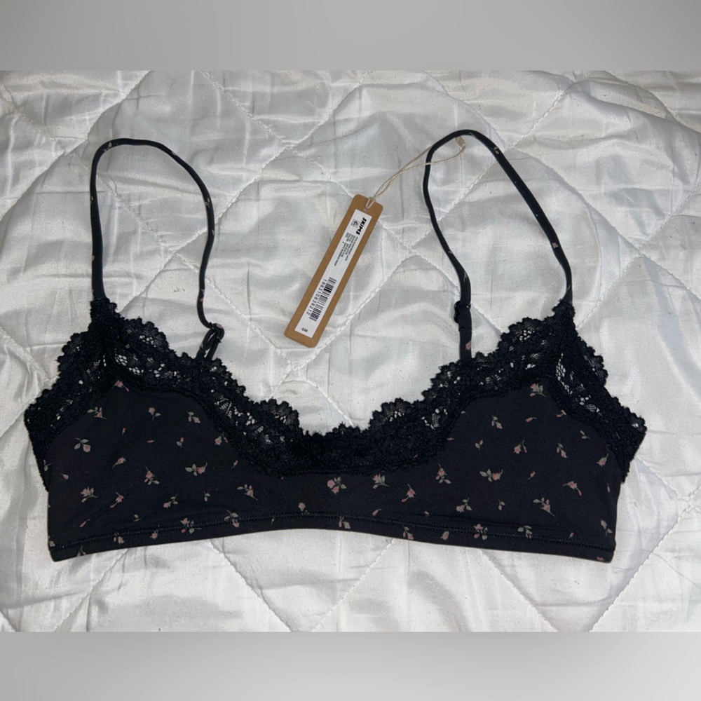 FITS EVERYBODY LACE SCOOP BRALETTE
ONYX ROSEBUD SMALL